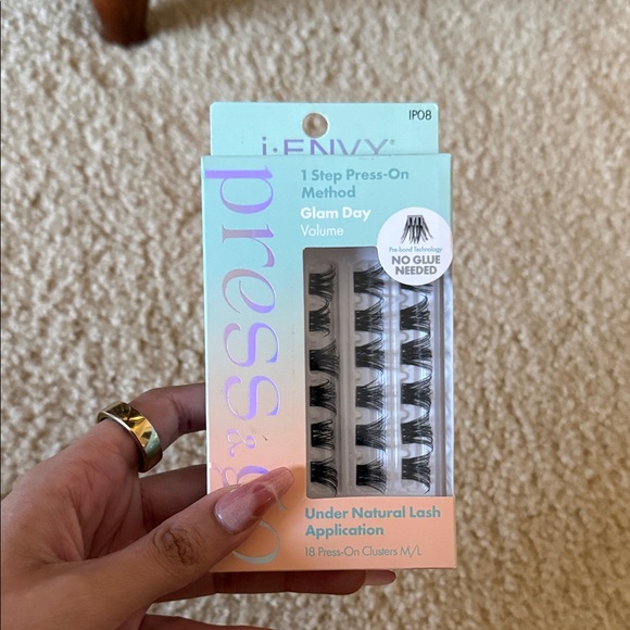 i-ENVY Press-On Lash Set - Picture 6 of 6